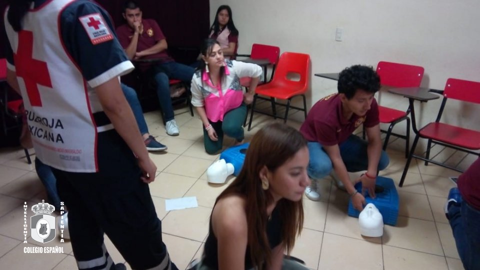 Capacitación a alumnos y personal por cruz roja mexicana Colegio Español del Sureste