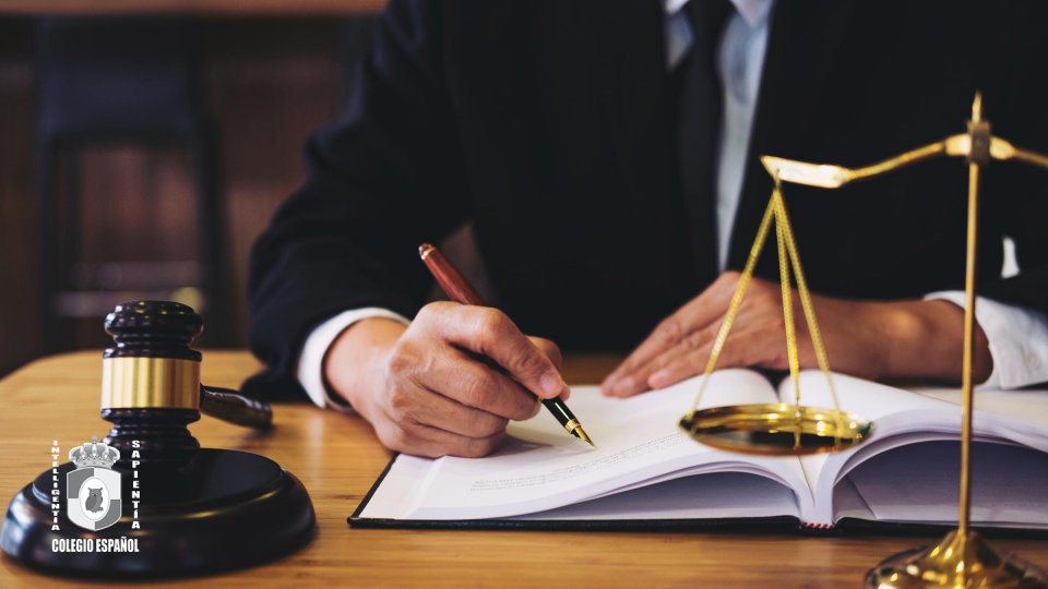 Licenciatura en Derecho con enfoque en juicios orales